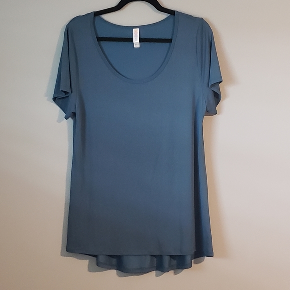 LuLaRoe Tops - Lularoe L Classic Tee